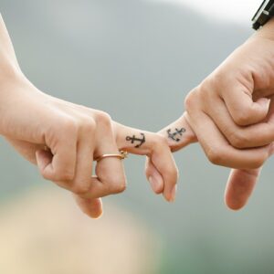 couple, hands, tattoos-437968.jpg